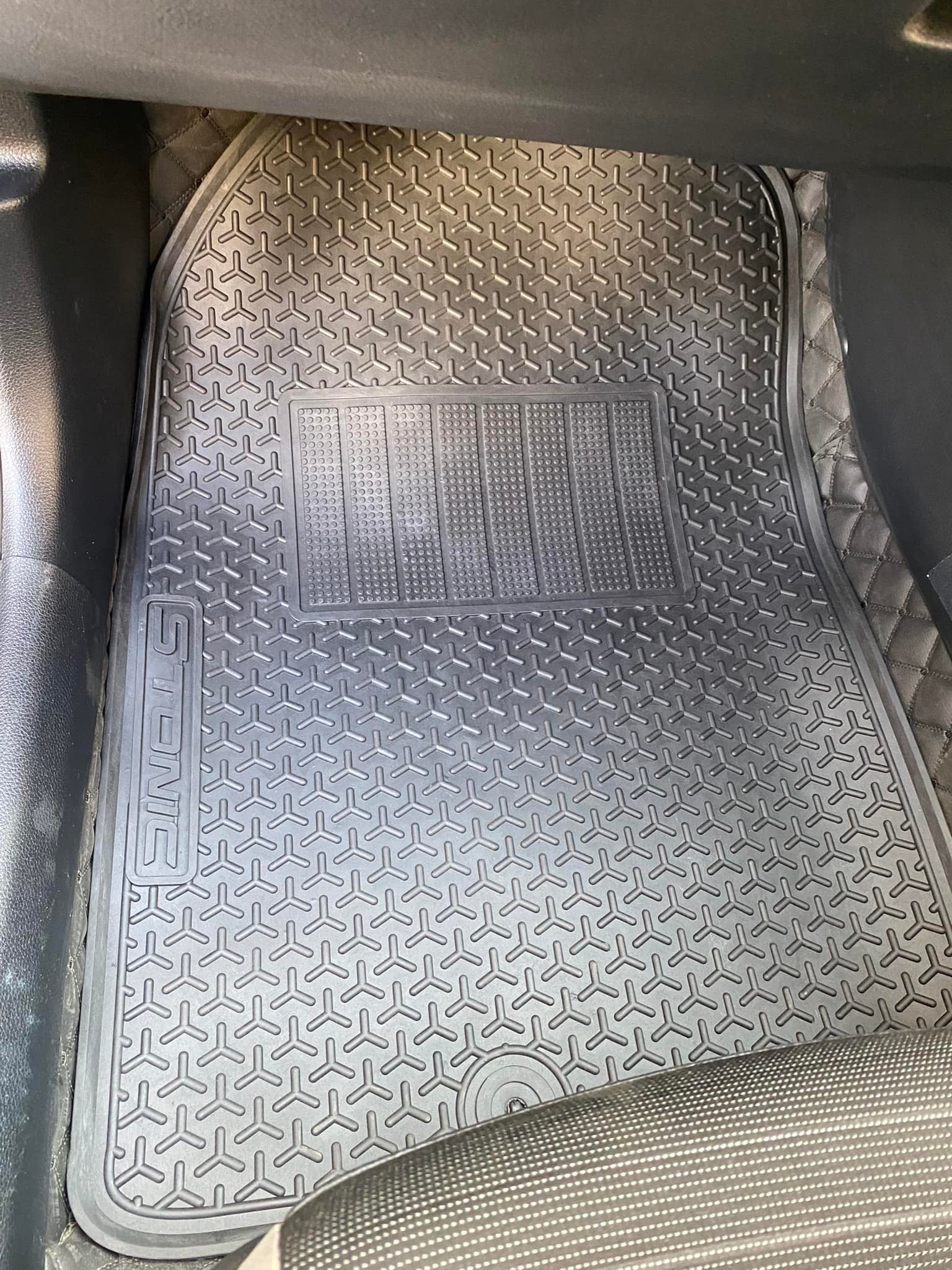 Haseen Kia Stonic latex mat – car name embossed in red on driver-side mat