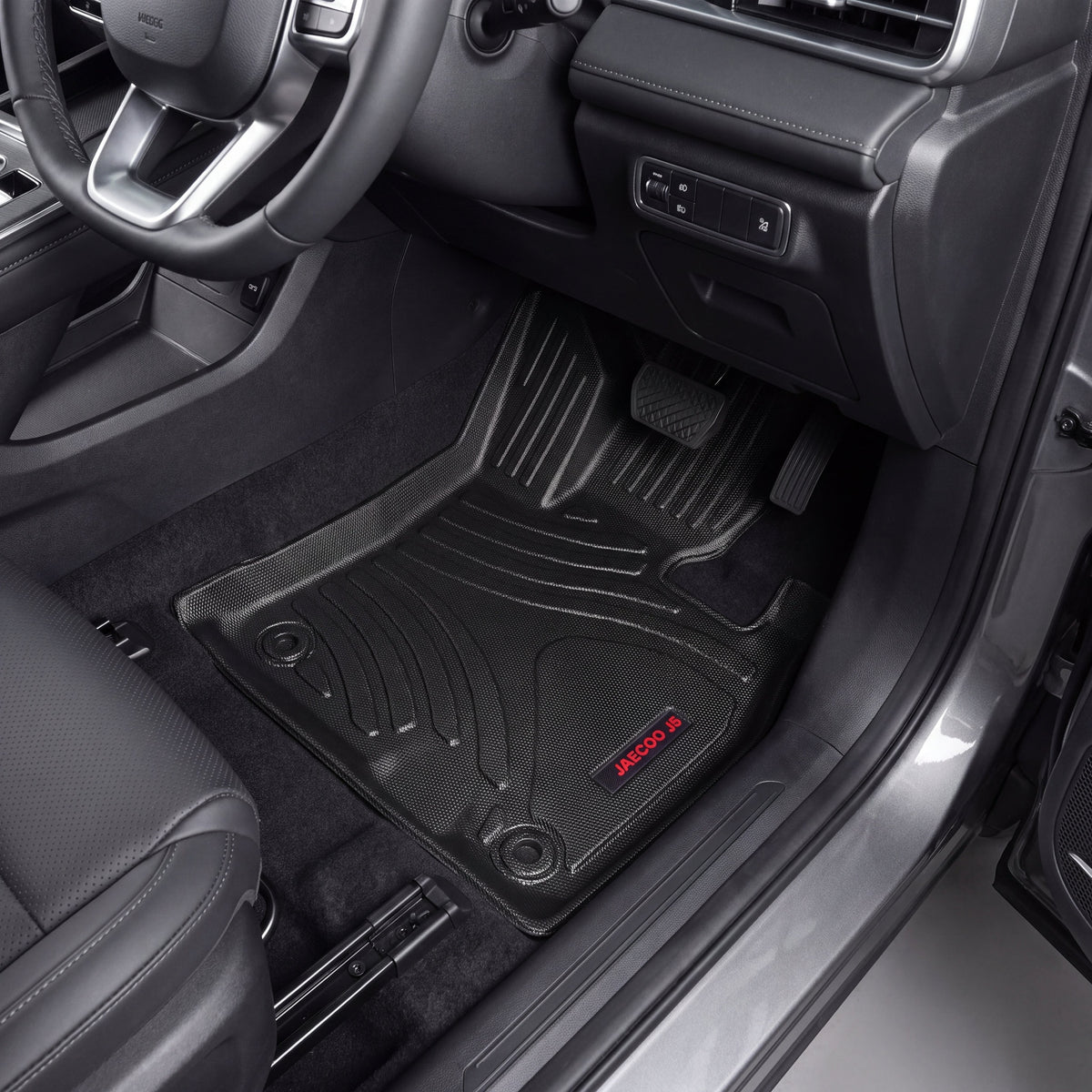 Haseen Jaecoo J5 9D TPE car floor mat installed in driver footwell – black custom fit waterproof, Pakistan